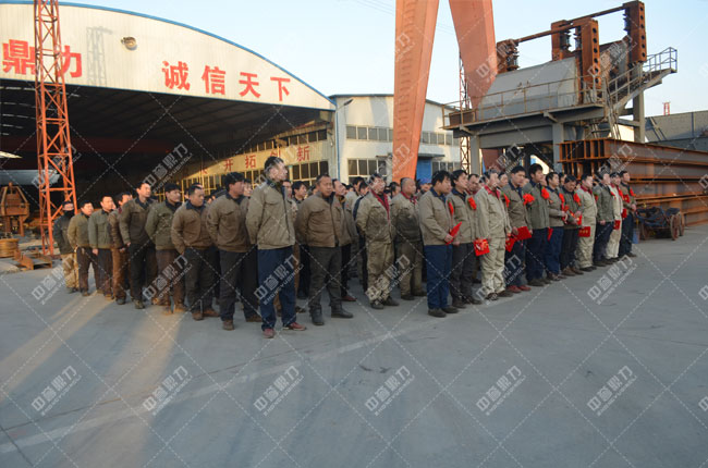 張總現(xiàn)場為獲獎員工頒發(fā)證書和獎金