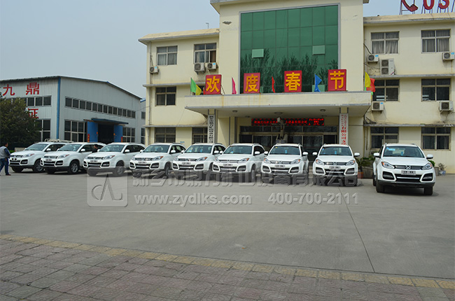 中譽(yù)鼎力破碎機(jī)廠家售后服務(wù)車(chē)輛 中譽(yù)鼎力破碎機(jī)廠家售后服務(wù)車(chē)輛